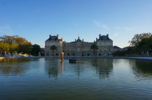 フランス 2021年4月 ルクセンブルク宮殿 ルクセンブルク の前に位置する素晴らしい水池 フランス上院の座席 ラテン地区にある同じ名前の公園 — ストック写真
