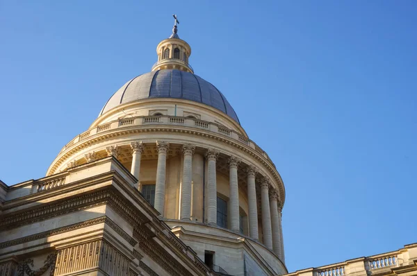 Neoklasik 18. yüzyıl Paris Panteonu 'nun 80 metrelik yüksek kubbesinin düşük açılı görüntüsü. Başlangıçta Fransa' da bir kilise, şimdi de Fransa Cumhuriyeti 'nin önde gelen tarihsel figürleri için bir anıt mezar.
