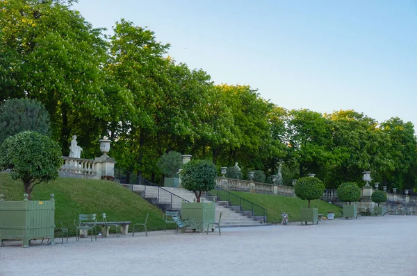 フランス 2021年4月 芝生で覆われたタラス 屋外の階段 ルクセンブルクの庭園 ジャルダン ルクセンブルク フランス上院の公園で 6区に — ストック写真