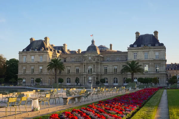 Париж Франція Квітень 2021 Червона Квітка Розслабляючі Стільці Колясок Перед — стокове фото