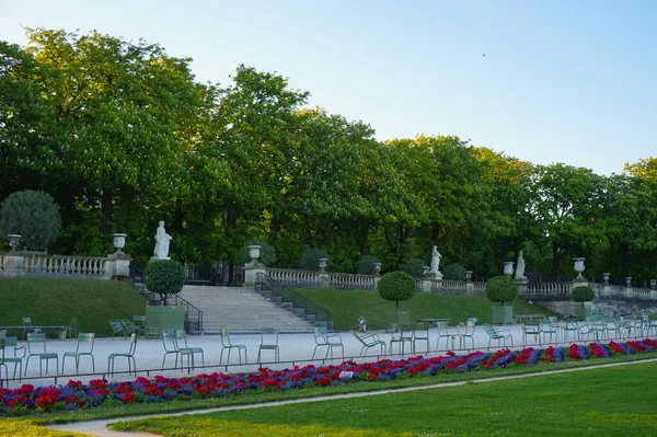 フランス 2021年4月 レッドフラワーベッド ルクセンブルク庭園 ジャルダン ルクセンブルク のベビーカーやトリミングされた木のためのアウトドアチェア 6区にあるフランス上院の公園 — ストック写真