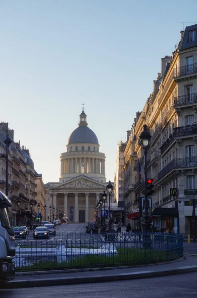 新古典主義の80メートルの高いドーム 18世紀のパリのパンテオン フランスでは 当初は教会であり 現在はフランス共和国の著名な歴史的人物のための霊廟です — ストック写真