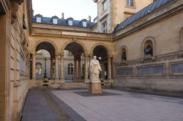 Parijs Frankrijk April 2021 Binnenplaats Met Een Standbeeld Van Guillaume — Stockfoto
