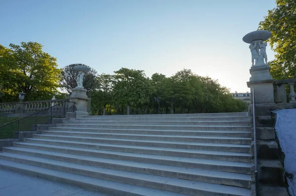 フランス 2021年4月 日の出の朝の気分 フランス上院の公園 ジャルダン ルクセンブルクの2つの彫刻の間に囲まれた屋外の階段 — ストック写真