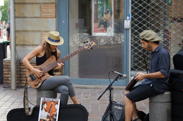 Toulouse Francia Julio 2023 Dúo Dos Músicos Callejeros Una Mujer — Foto de Stock