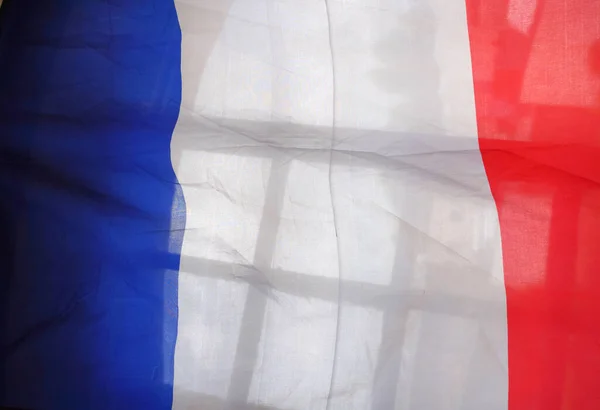 프랑스의 파란색 빨간색 깃발의 색상에 바람에 Unulating 투명한 소재로 — 스톡 사진