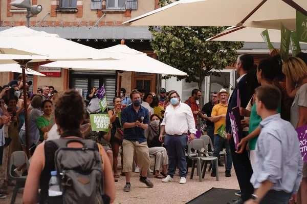 图卢兹 法国图卢兹 2020年6月25日 城市档案馆的生态学家 图卢兹市长候选人安东尼 莫里斯和他的竞选伙伴在户外选举会议上向热情的支持者致意 — 图库照片