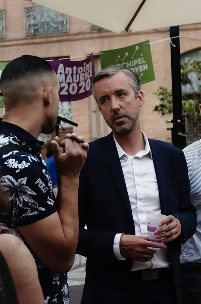 图卢兹 2020年6月25日 图卢兹市长候选人 生态学家安东尼 莫里斯在竞选期间 在一次室外选举集会后与一名男子进行了交谈 — 图库照片