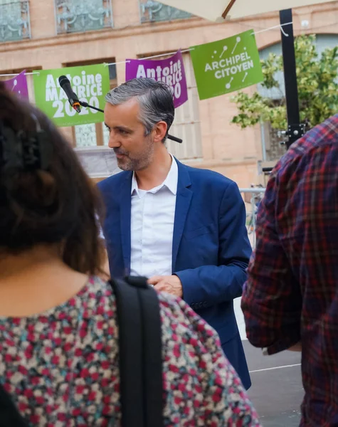 图卢兹 法国图卢兹 2020年6月25日 图卢兹市市长生态学家安东尼 莫里斯 Antoine Maurice 在户外运动选举会议后与他的支持者一起竞选 — 图库照片