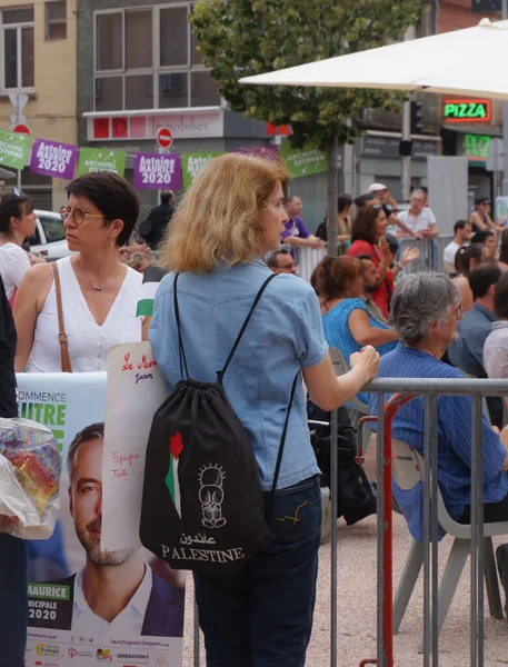 图卢兹 法国图卢兹 2020年6月25日 一名亲巴勒斯坦活动人士在他所主持的竞选活动集会上 站在雪佛兰教堂市长候选人安托万 莫里斯的竞选海报旁边 — 图库照片