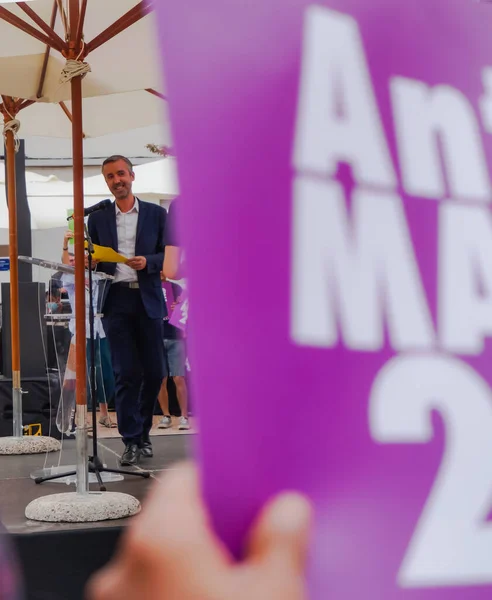 图卢兹 法国图卢兹 2020年6月25日 当一位支持者以他的名义挥动选举标语时 Citoyen牧师竞选图卢兹市长的候选人Antoine Maurice在户外集会上跳了起来 — 图库照片
