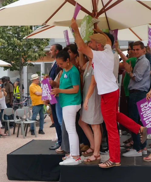 图卢兹 法国图卢兹 2020年6月25日 喜庆的雪铁龙档案馆的竞选伙伴们在户外运动中跳上讲台 挥动选举标志 围住了他们的主要候选人安东尼 莫里斯 — 图库照片