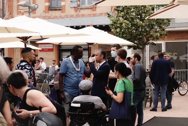 图卢兹 法国图卢兹 2020年6月25日 有色人种选民见到了图卢兹市市长的生态学家候选人安托万 莫里斯 他正在室外集会后喝一杯 — 图库照片