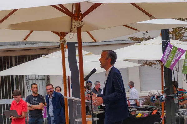 图卢兹 2020年6月25日 法国图卢兹市市长的生态学家候选人安托万 莫里斯在户外选举集会上向他的支持者发表了竞选演说 — 图库照片