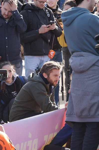 2022年11月 法国巴黎 法国Lci电视台著名社会主义记者Paul Larrouturu在国会前的一次极左示威中跪下来采访一位积极分子 — 图库照片
