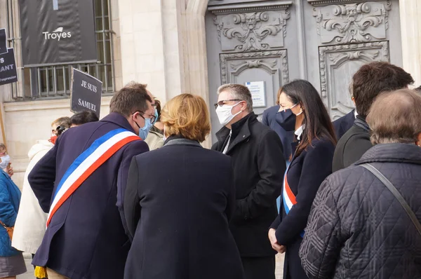法国特鲁耶 2020年10月18日 在市政厅前佩戴三色带的民选代表和官员向被一名伊斯兰恐怖主义分子杀害的教师塞缪尔 帕蒂致敬 — 图库照片