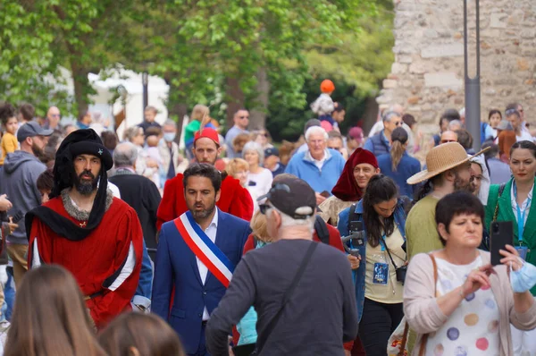 法国Reims 2022年5月28日 在人群中 Reims市长Arnaud Robinet戴着官方的三色旗腰带 由一名扮演皇家使者的演员陪同来到了 Fetes Johanniques — 图库照片