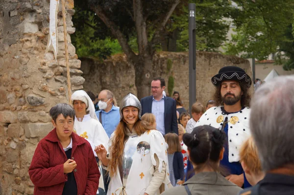 法国Reims 2022年5月28日 在2022年的 Fetes Johanniques 庆典上 身着戏服扮演圣女贞德和国王查尔斯七世的喜剧演员 庆祝这两个中世纪历史人物的故事 — 图库照片