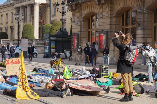 Reims, Fransa - Mart 2021 - Bayraklı ve tabelalı genç eylemciler, öğrencilerin iklim değişikliği ve küresel ısınmaya karşı gösterileri sırasında Vesle sokağındaki tramvay yollarını kapatın