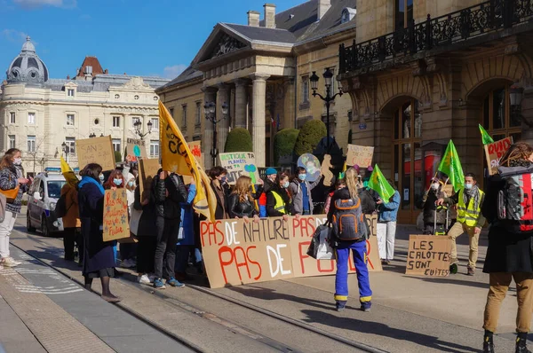 2021年3月 法国里姆斯 在学生反对气候变化和全球变暖的示威活动中 拿着旗子和标牌的年轻积极分子封锁了德卫塞街的电车轨道 — 图库照片