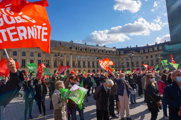 法国巴黎 2020年10月10日 在司法部前的万德梅广场 Place Vendme 一群欢呼的抗议者在Marchons Enfants抗议生物伦理法案的示威活动中挥舞着五彩缤纷的旗帜 — 图库照片