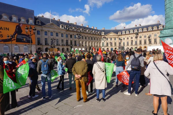 Paris, Fransa - 10 Ekim 2020 Marchons Çocuk Etik Tasarısı 'na karşı protestocuların tezahüratı, Adalet Bakanlığı önünde renkli bayraklar sallamak,