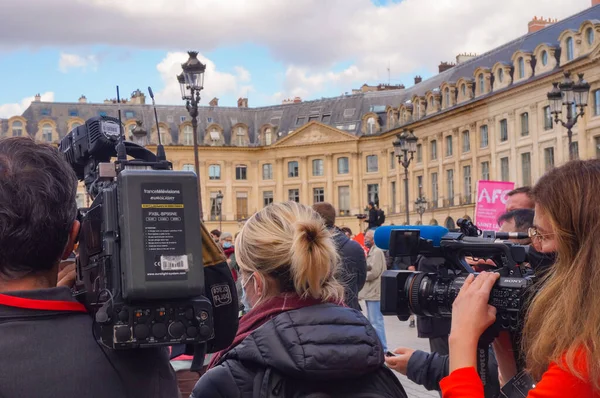 Paris, Fransa - 10 Ekim 2020 - Vendme Meydanı 'nda, Marchons Çocuk Etik Tasarısı' na karşı Marchons Bebekleri 'nin manifestosunu kapsayan iki kamera operatörü de dahil olmak üzere bir grup gazeteci