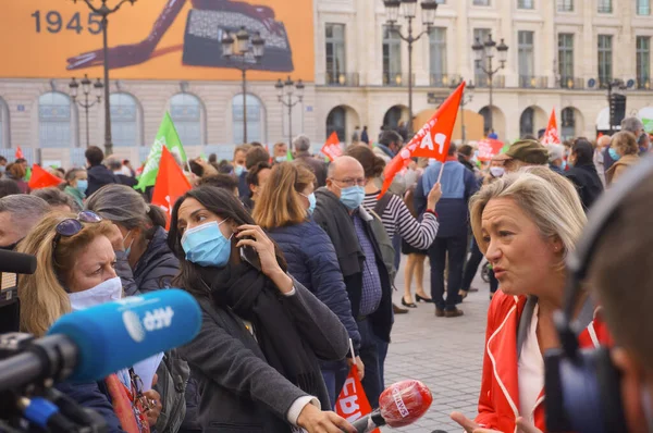Paris, Fransa - 10 Ekim 2020 - La Manif Başkanı Tous (LMPT), Ludovine de la Rochre Marchons Bebekleri 'nin öjeni karşıtı gösterisinde