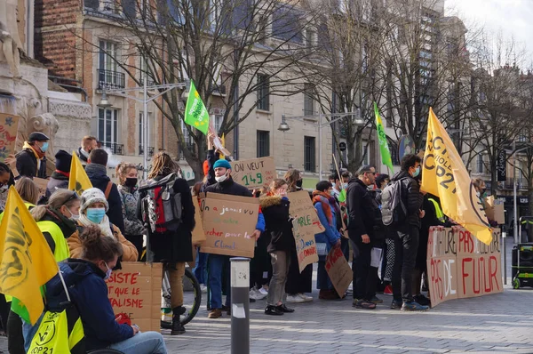 2021年3月 法国里姆斯 在学生反对气候变化和全球变暖的示威活动中 拿着旗子和标牌的年轻积极分子封锁了德卫塞街的电车轨道 — 图库照片