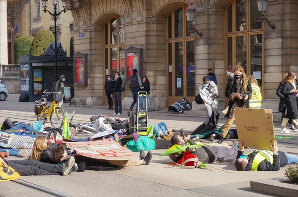 Reims, Fransa - Mart 2021 - Bayraklı ve tabelalı genç eylemciler, öğrencilerin iklim değişikliği ve küresel ısınmaya karşı gösterileri sırasında Vesle sokağındaki tramvay yollarını kapatın