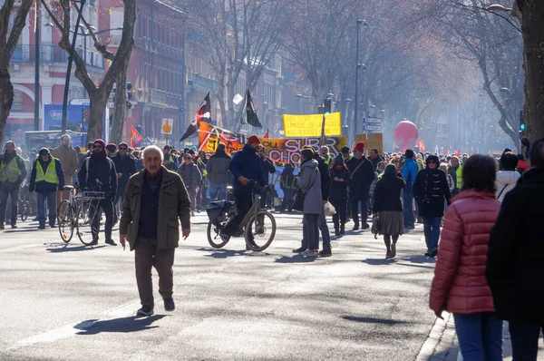 图卢兹 2023年2月 反对政府养老金改革的工会或左翼政党 社会主义者和共产主义者 的示威者在Arnaud Bernard广场集会 — 图库照片