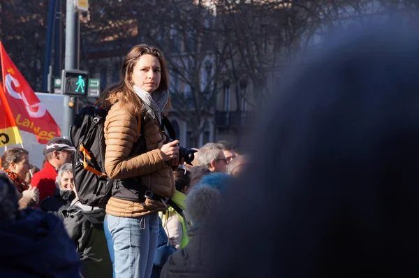 图卢兹 法国图卢兹 2023年2月 一位年轻的女性新闻摄影师在左翼组织领导的反对政府养老金改革的示威中拍照并确保媒体的报道 — 图库照片