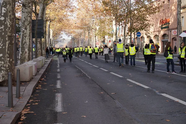 法国阿尔比 Albi France 2018年12月 一群黄色背心 Gilets Jaunes 抗议者 封锁阿尔比的主要街道 抗议埃曼纽尔 — 图库照片