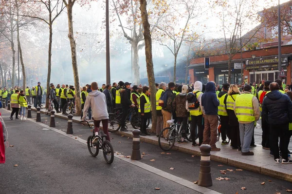 法国阿尔比 Albi France 2018年12月 一群黄色背心 Gilets Jaunes 抗议者 封锁阿尔比的主要街道 抗议埃曼纽尔 — 图库照片