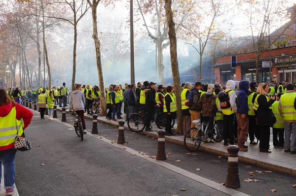Albi, Fransa - Aralık 2018 - Sarı Yelek (