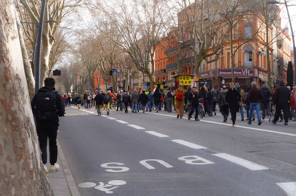 法国图卢兹 2020年2月 抗议马克龙退休金改革和社会政策的抗议者游行 并与各种年龄的示威者一起走上威尔逊广场街头 — 图库照片