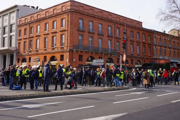 法国图卢兹 2020年2月 抗议马克龙退休金改革和社会政策的抗议者游行 并与各种年龄的示威者一起走上威尔逊广场街头 — 图库照片