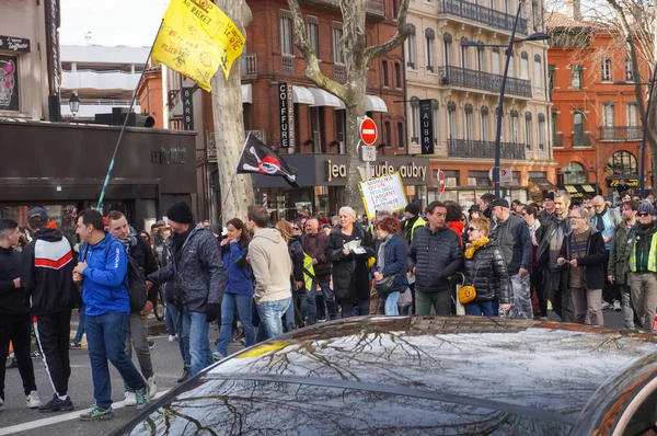 Toulouse, Fransa -2020 - Emmanuel Macron 'un emeklilik reformu ve sosyal politikasına karşı yürüyen ve her yaştan göstericilerle birlikte Wilson Meydanı sokaklarına dökülen protestocular
