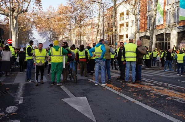 Toulouse, Fransa -2020 - Emmanuel Macron 'un emeklilik reformu ve sosyal politikasına karşı yürüyen ve her yaştan göstericilerle birlikte Wilson Meydanı sokaklarına dökülen protestocular