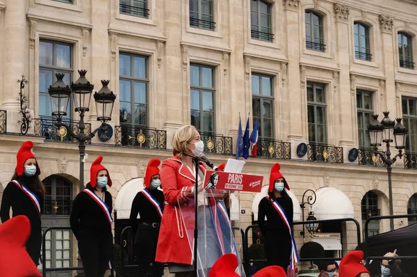 Paris, Fransa - 10 Ekim 2020 - Ludovine de la Rochre, Marchons Bebekleri 'nin biyoetik tasarısına karşı tezahürat yapan La Manif Tous Başkanı