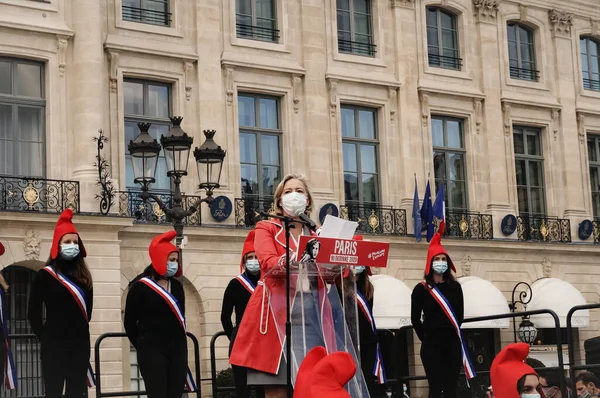 Paris, Fransa - 10 Ekim 2020 - Ludovine de la Rochre, Marchons Bebekleri 'nin biyoetik tasarısına karşı tezahürat yapan La Manif Tous Başkanı