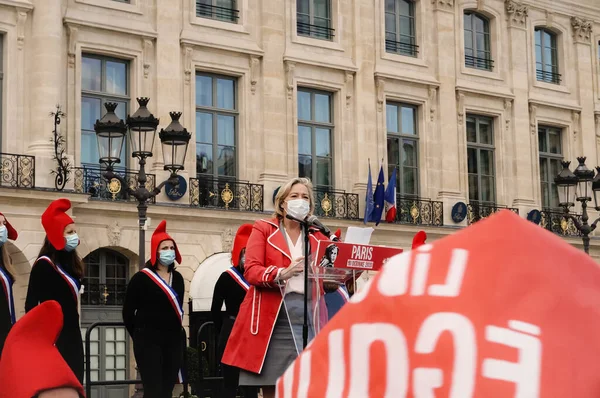 Paris, Fransa - 10 Ekim 2020 - Ludovine de la Rochre, Marchons Bebekleri 'nin biyoetik tasarısına karşı tezahürat yapan La Manif Tous Başkanı