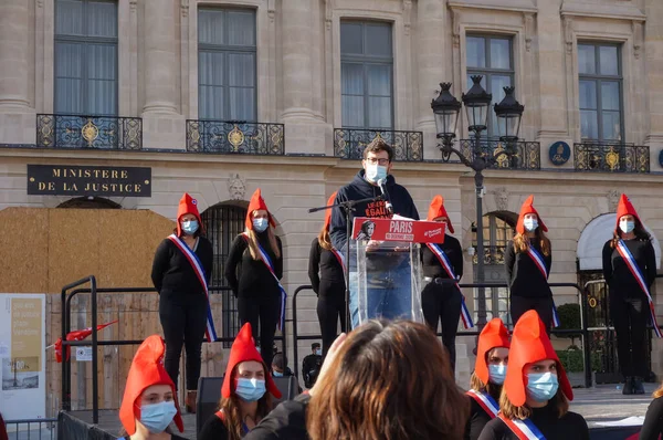 Paris, Fransa - 10 Ekim 2020 - La Manif Pour Tous 'un genç başkan yardımcısı Albric Dumont' un konuşması, aileyi savunmak ve modern köleliğe ve babasız MAP 'ye karşı bir tezahürat