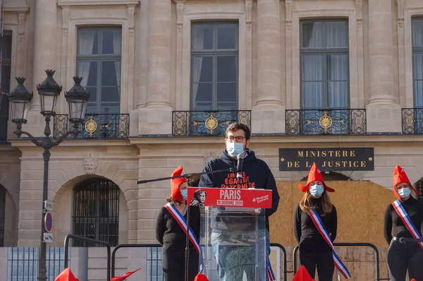 Paris, Fransa - 10 Ekim 2020 - La Manif Pour Tous 'un genç başkan yardımcısı Albric Dumont' un konuşması, Adalet Bakanlığı önünde babasız üreme tasarısına karşı bir tezahürat
