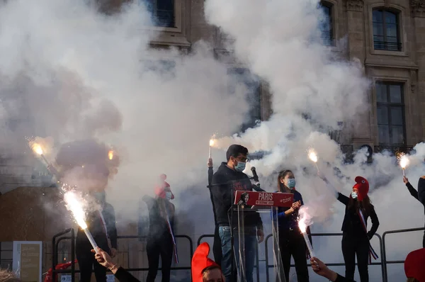 Paris, Fransa - 10 Ekim 2020 - Genç protestocular, LMPT Başkan Yardımcısı Alberic Dumont 'un Marchons Bebekleri' nin biyoetik ve üreme tasarısına karşı düzenlediği gösteride yaptığı konuşmadan sonra sis bombası attılar