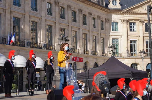 Paris, Fransa - 10 Ekim 2020 - Marchons Çocuk Hakları beyannamesinde İttifak Vita Direktör Yardımcısı Caroline Roux 'un konuşması, Adalet Bakanlığı önünde