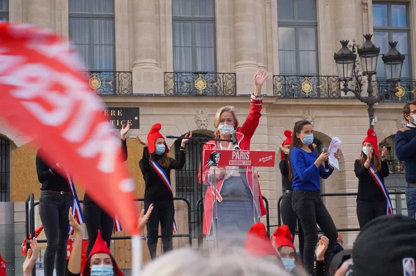 Paris, Fransa - 10 Ekim 2020 - Ludovine de la Rochre, Marchons Bebekleri 'nin biyoetik tasarısına karşı tezahürat yapan La Manif Tous Başkanı