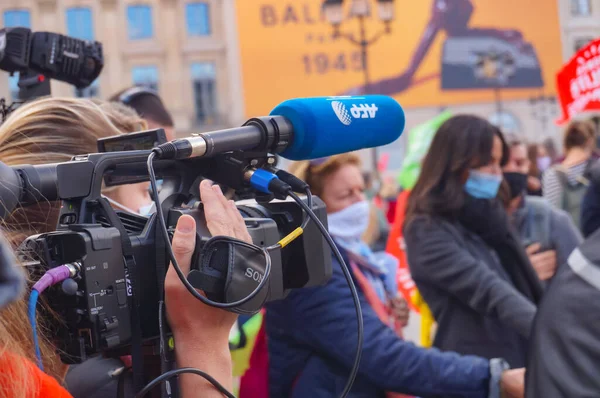 法国巴黎 2020年10月10日 记者和记者在电视现场采访 配备摄像机 录音机和麦克风 在Marchons Enfants的示威活动中进行采访 — 图库照片