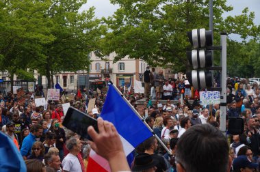 Albi, Fransa - Kasım 2020 - Covid-19 aşı uygulamasına ve kısıtlayıcı tedbirlere karşı çıkan göstericiler