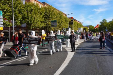 Albi, Fransa - Kasım 2021 - Hastane beyaz önlüklü, maskeli göstericiler, Covid-19 kısıtlamalarını ve aşı emirlerini ifşa etmek için şehir merkezindeki sokaklara çıktılar.